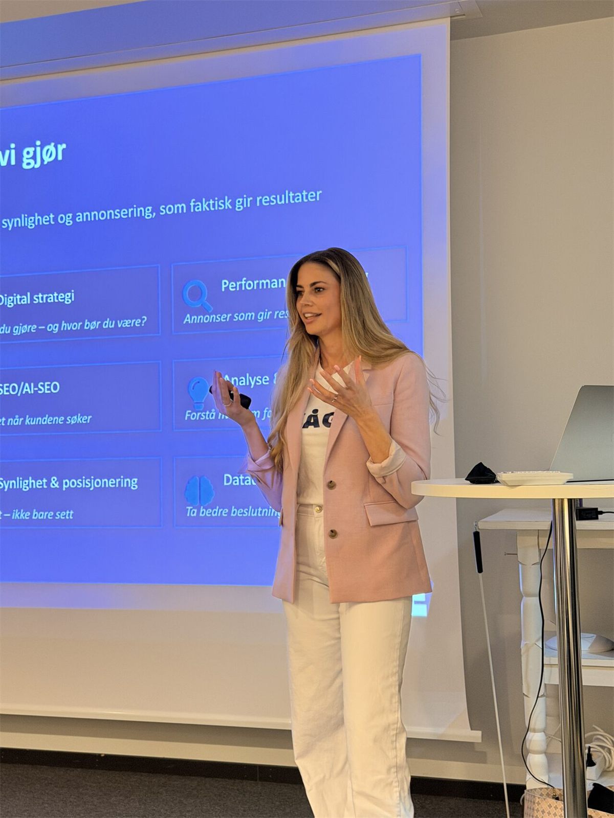 Ida Therese Pettersen presenterar Våge Marketings tjänster