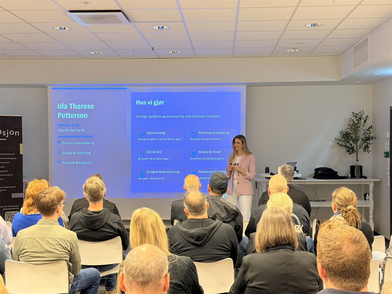 Publik på frukostseminariet med Ida Therese Pettersen på scenen